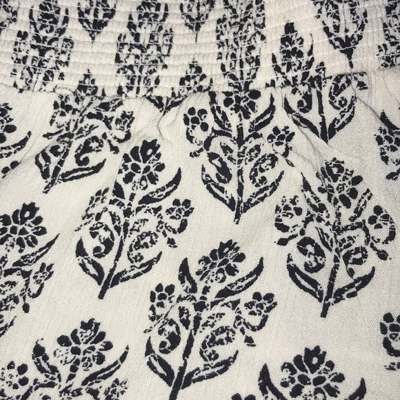 Black and white pattern flowy shorts - Picture 3 of 3